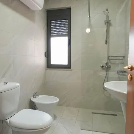 Staycation, Center With Balcony Apartment Tirana