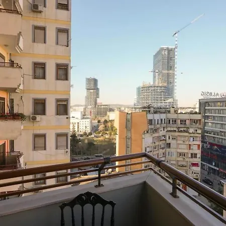Staycation, Center With Balcony Appartement